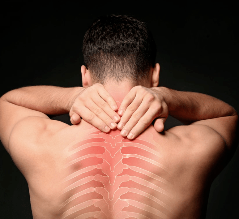 Un uomo è preoccupato per l'osteocondrosi della colonna vertebrale toracica