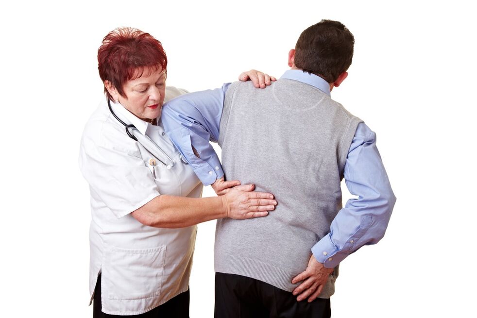 il dottore esamina la schiena per il dolore