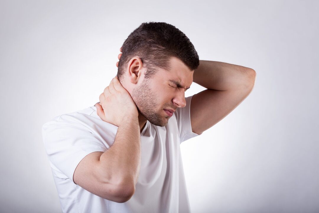 Un uomo è preoccupato per l'osteocondrosi cervicale, che richiede un trattamento complesso
